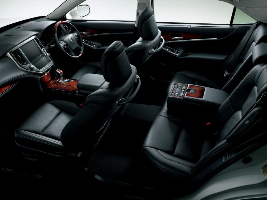  Toyota Crown Majesta 2013 года  (фото 4 из 9)